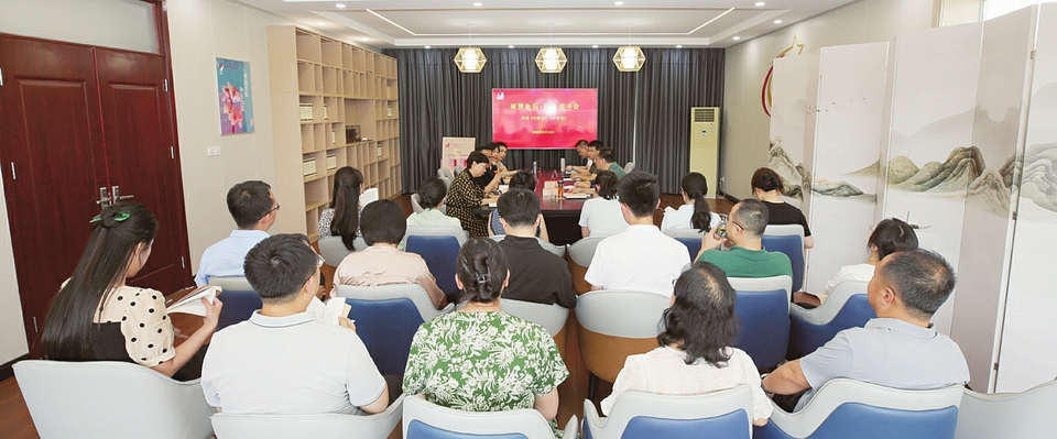 山西省委黨校青年教師正在研讀經典。王艷 攝