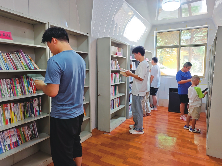 圖為村民正在農家書屋閱讀。