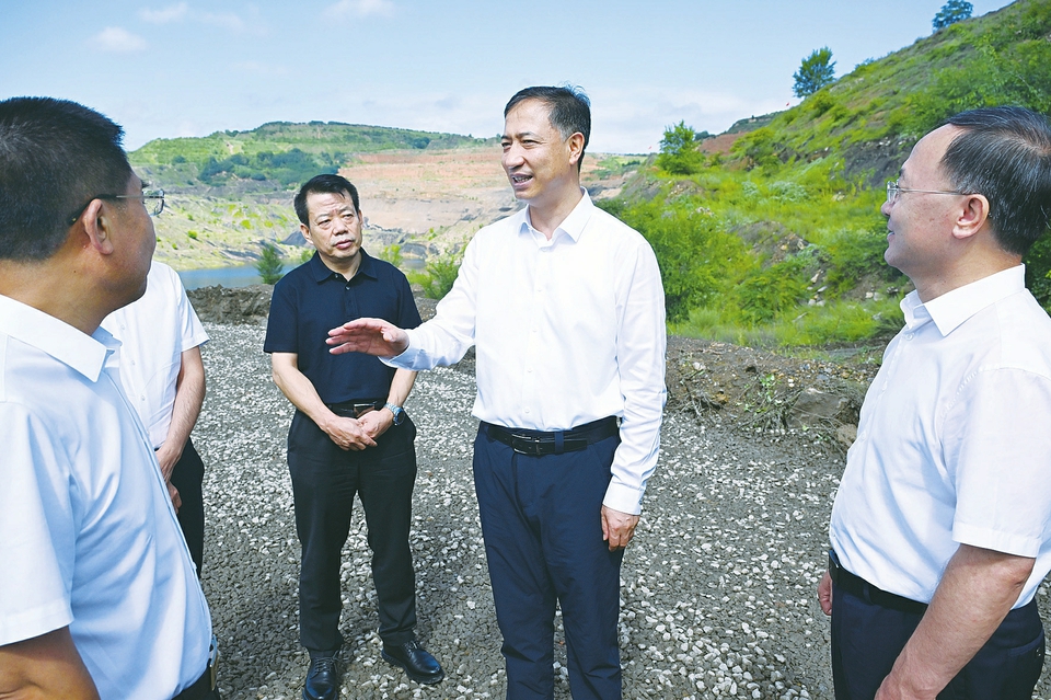 八月十六日，省長盧東亮來到呂梁孝義市西辛莊鎮，實地察看煤礦地質環境治理項目進展。記者阮洋攝