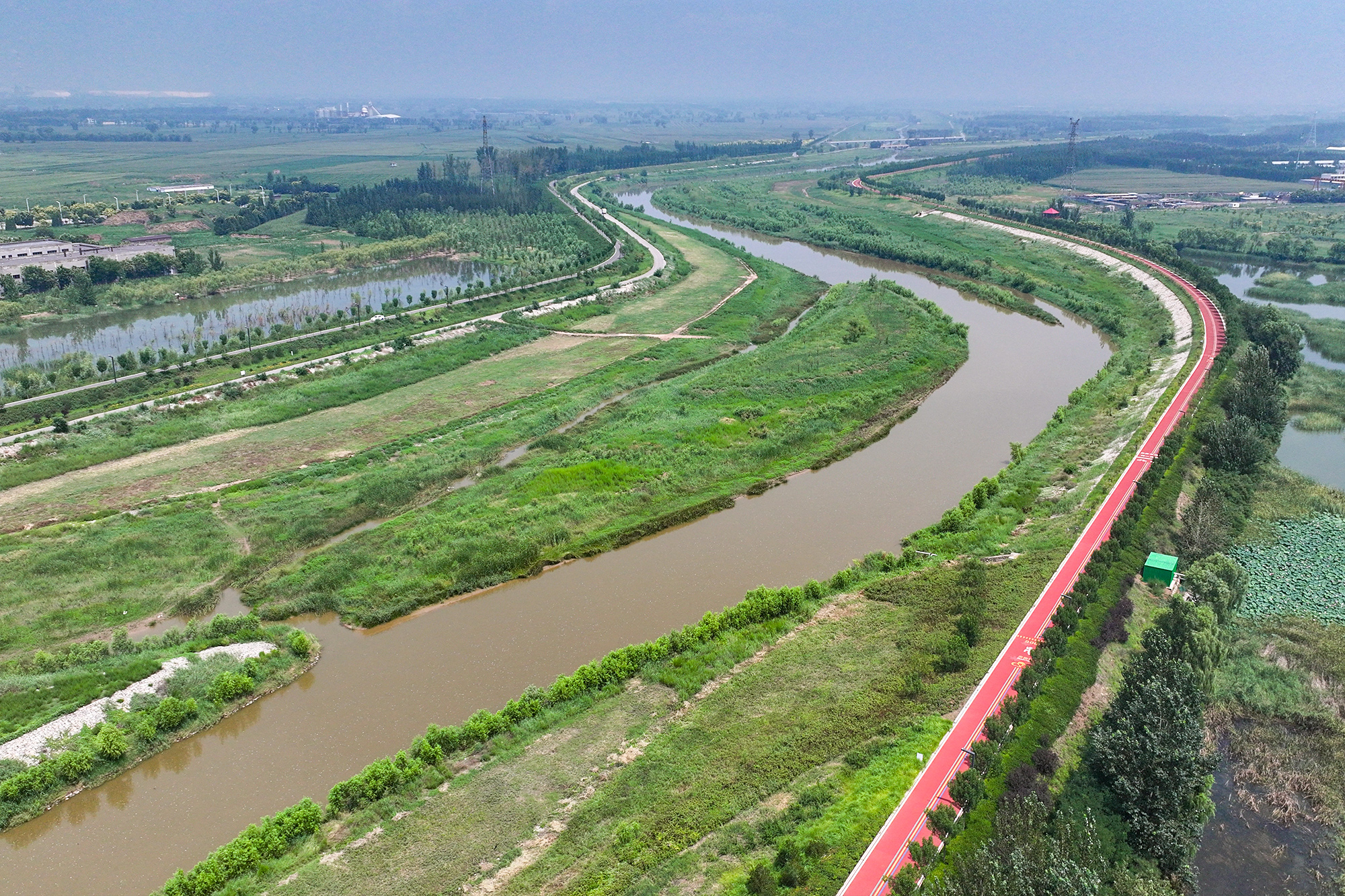 山西省晉中市介休汾河國家濕地公園內，沿河蜿蜒的塑膠跑道，成為人們休閑健身的好去處。王璟攝