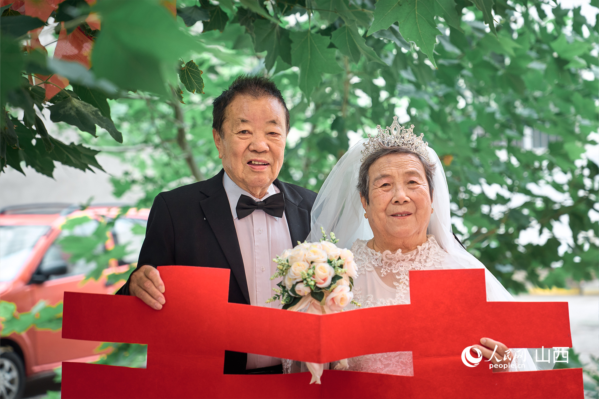王憲法和許榮生老人拍攝婚紗照。人民網 張超寧攝