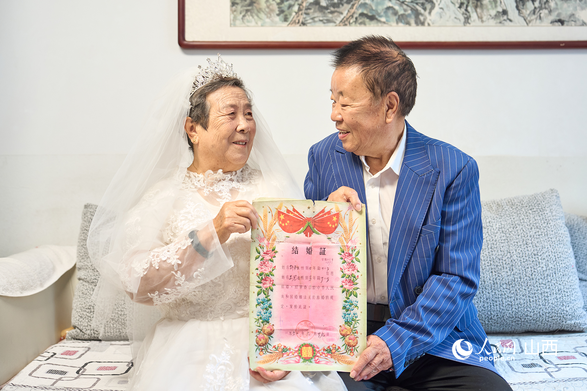 王憲法和許榮生老人婚紗照拍攝現場。人民網 張超寧攝