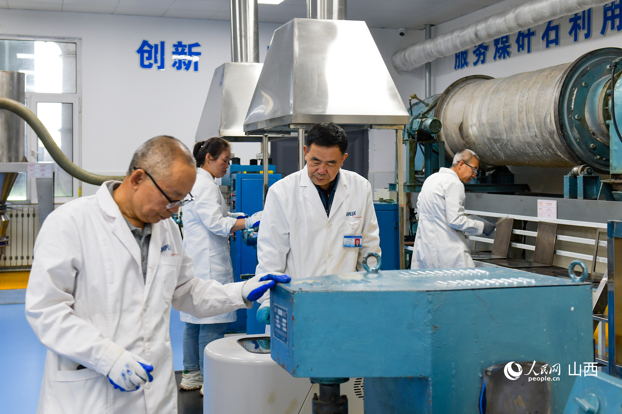 科研人員進行煤矸石轉化研究。人民網記者 焦搏文攝