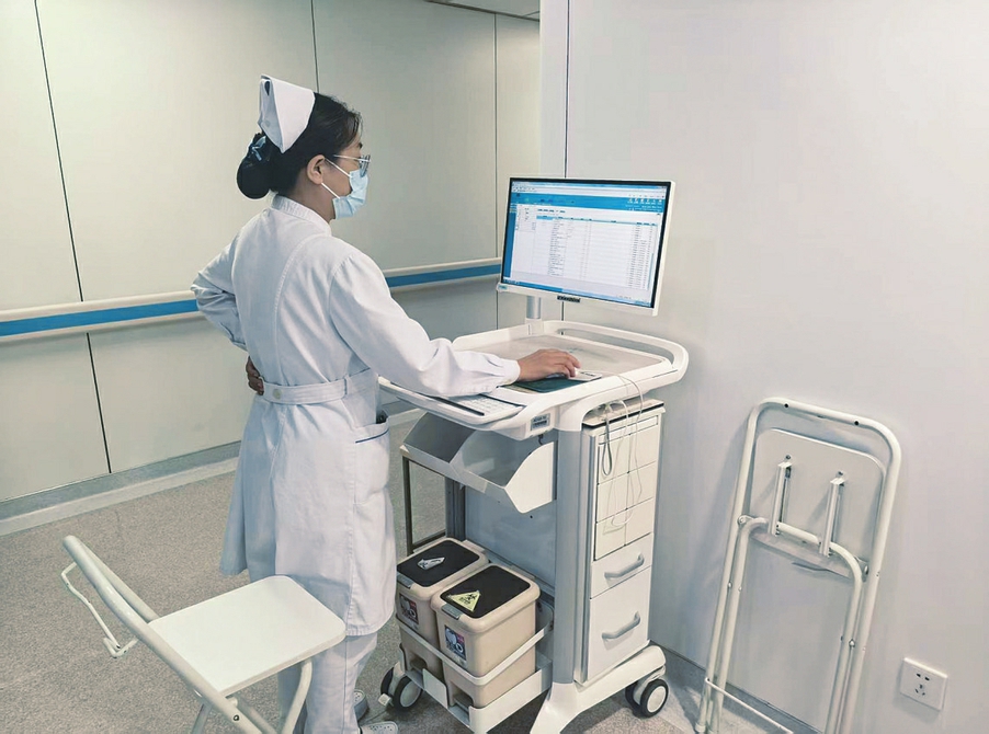 山西醫科大學第一醫院住院部護士通過移動平臺為患者提供“住院一日清單”服務。