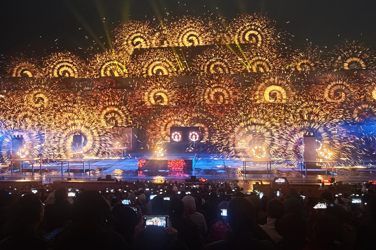 游客在司徒小鎮觀看打鐵花表演。陳斌攝