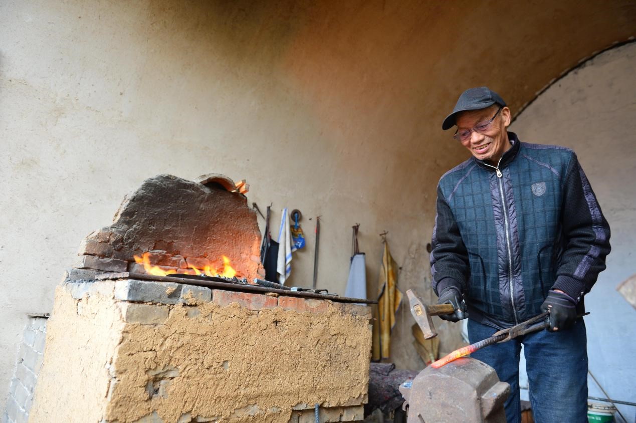 晉城市澤州縣大陽古鎮，當地自古冶鐵業發達，村民向游客展示傳統冶鐵技術。陳斌攝