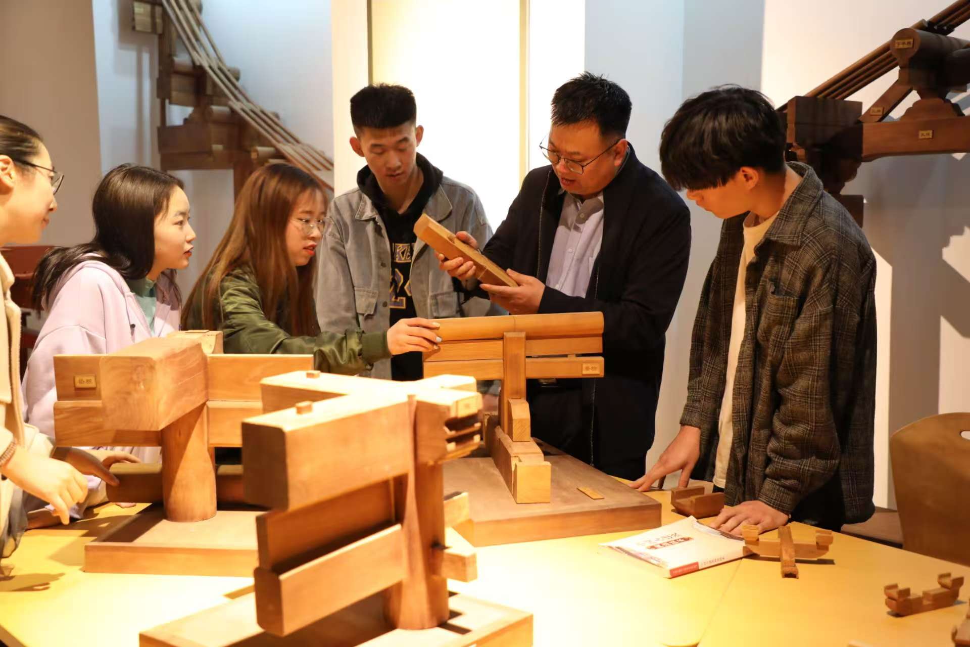 古建筑工程專業師生在古建筑產業學院學習中國古代木構建筑特有的斗拱結構相關知識。解潔 攝 